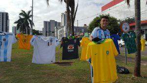 Estreia do Brasil na Copa do Mundo aumenta vendas de camisetas na Capital