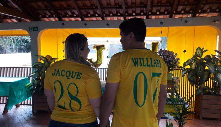 Para fugir da mesmice, noivos 'abraçam' jogo do Brasil para chá de panelas