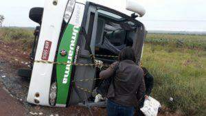 Motorista perde controle e ônibus que vinha para Campo Grande tomba com 23 passageiros