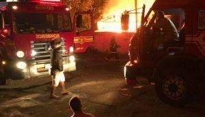 Moradores da Vila Jacy temem ação de um suposto ladrão incendiário em série