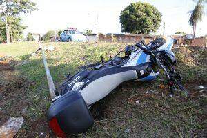 Policial perde controle de moto ao fazer curva e derruba poste em canteiro avenida