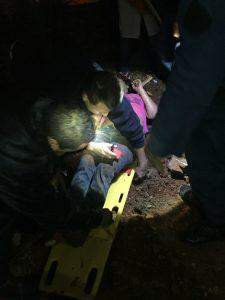 Depois de sumir por 1 hora, mulher é encontrada presa em buraco no quintal