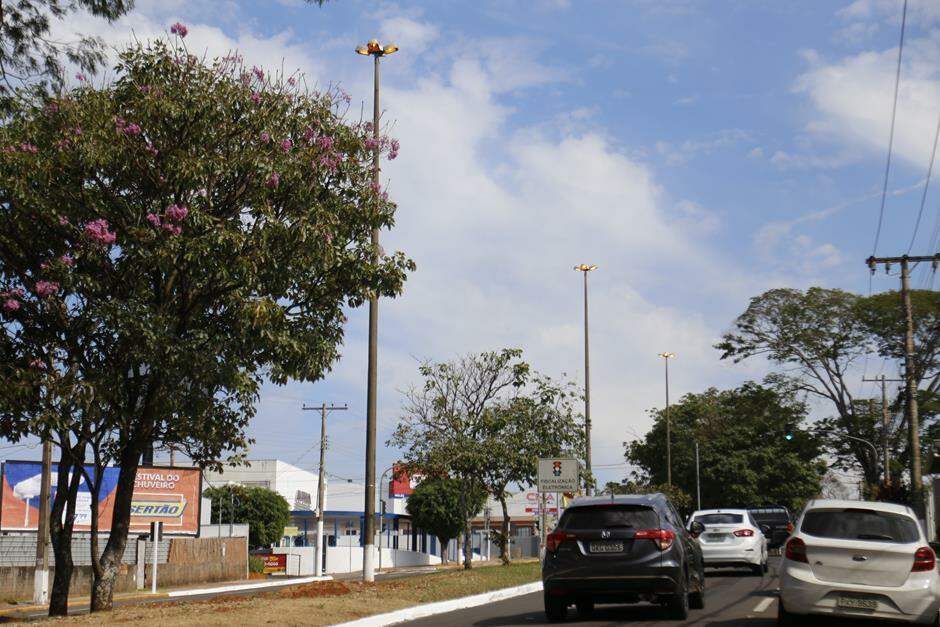 Enquanto bairros ficam no escuro, postes da Mato Grosso estão ligados 24 horas por dia