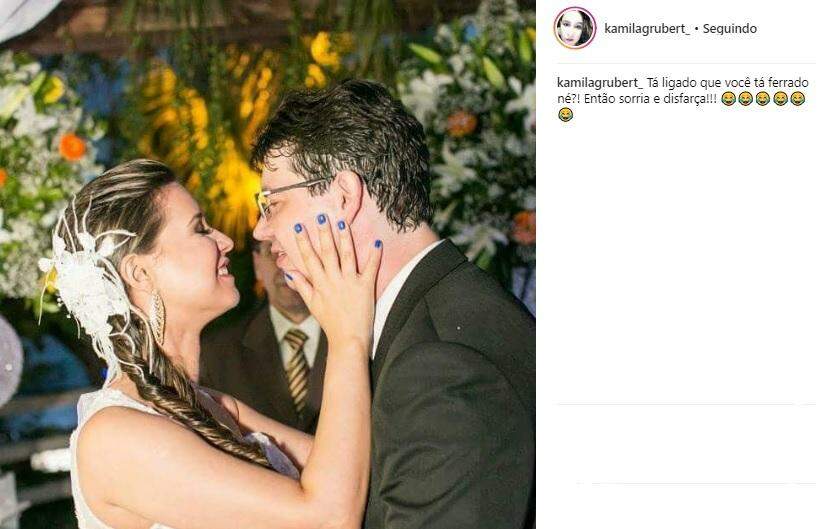 Com fotos nada convencionais, casal se diverte com registros do casamento