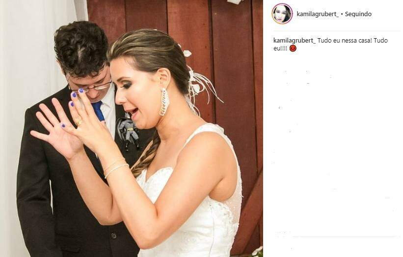 Com fotos nada convencionais, casal se diverte com registros do casamento