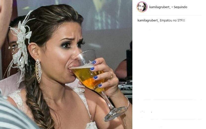 Com fotos nada convencionais, casal se diverte com registros do casamento