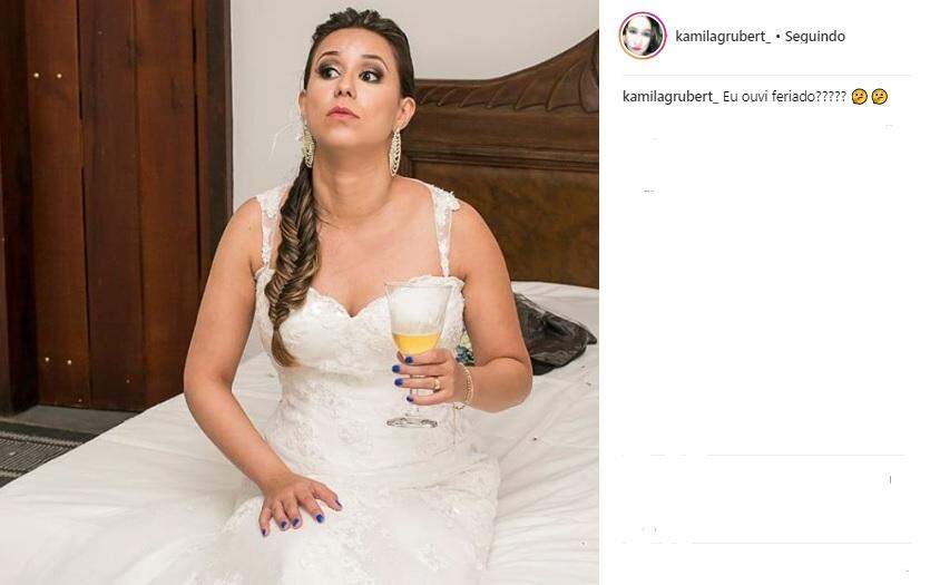 Com fotos nada convencionais, casal se diverte com registros do casamento