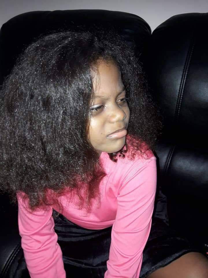 Menina que teve cabelo alisado por madrasta recupera cachos