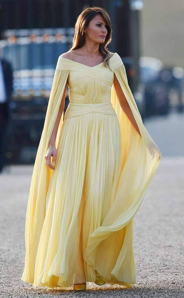 Melania Trump usa vestido amarelo esvoaçante em viagem de Londres