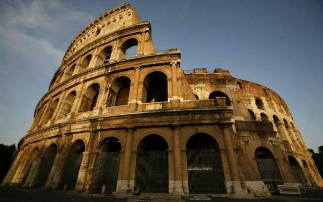 Brasileiro de 17 anos preso na Itália por tentar vandalizar o Coliseu de Roma, pixando as próprias iniciais com uma pedra.
