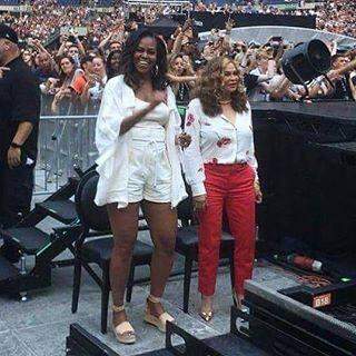 Michelle Obama e Tina Knowles foram clicadas por fãs durante o show de Beyoncé e JayZ nesse domingo, em Paris.