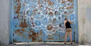 NeSpoon, cobre as ruas com street art inovadora