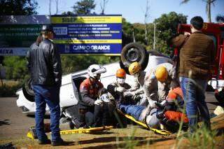 Mais um: motorista em alta velocidade provoca capotamento na Ernesto Geisel