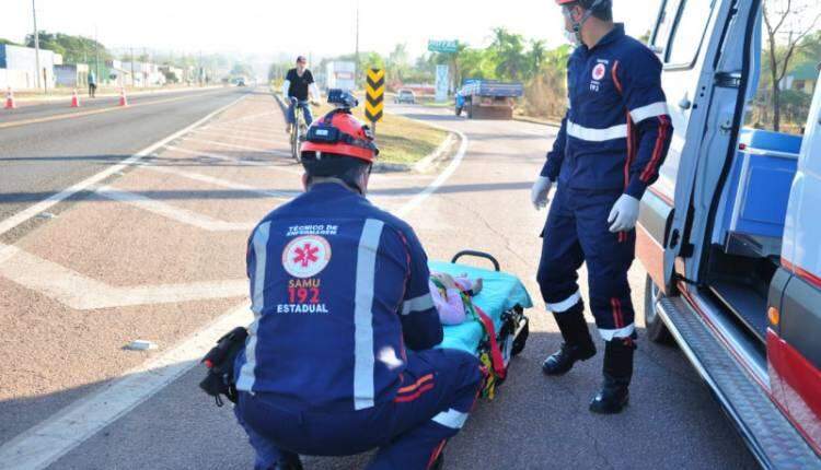 Pai, mãe e filha de 3 anos ficam feridos, mas sobrevivem após acidente entre carro e carreta