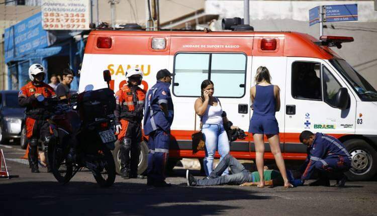 Motorista fecha e derruba ‘motoqueiros’ na Rui Barbosa e espera PM dentro de Evoque