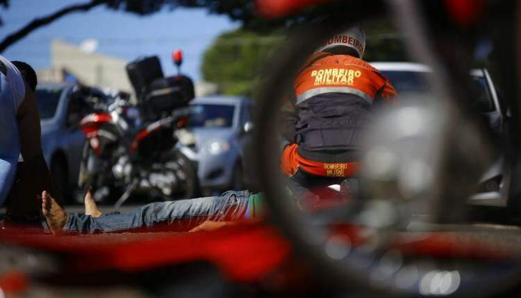 Motorista fecha e derruba ‘motoqueiros’ na Rui Barbosa e espera PM dentro de Evoque