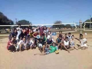 Mãe pede ajuda nas redes sociais para filhos disputarem torneio de beach tennis