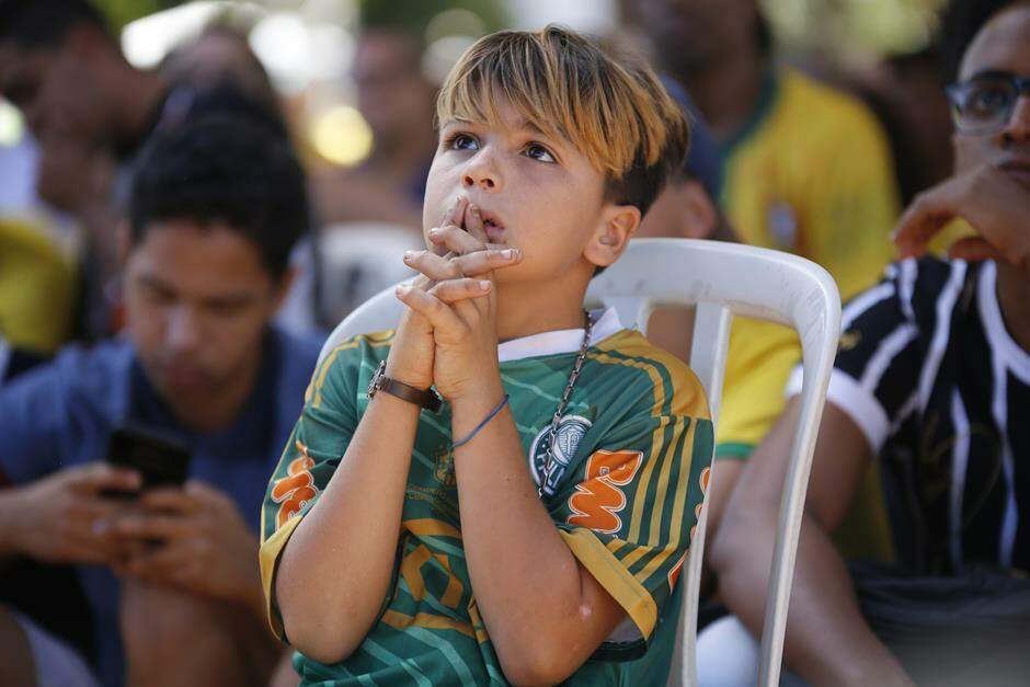 GALERIA: Na hora de torcer pelo Brasil, gesto de fé une campo-grandenses