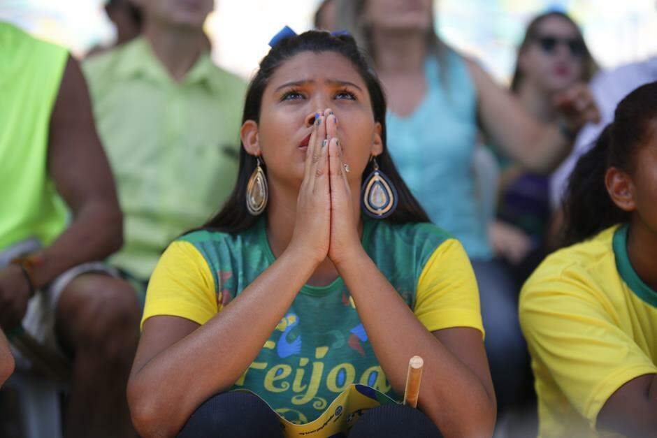 GALERIA: Na hora de torcer pelo Brasil, gesto de fé une campo-grandenses