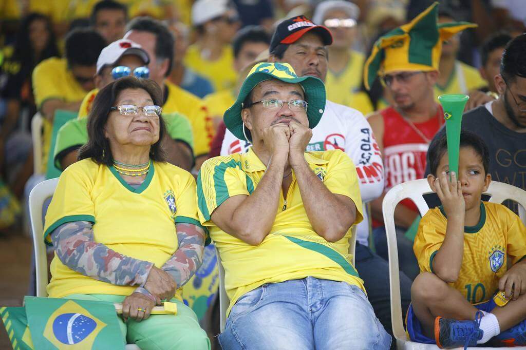 GALERIA: Na hora de torcer pelo Brasil, gesto de fé une campo-grandenses