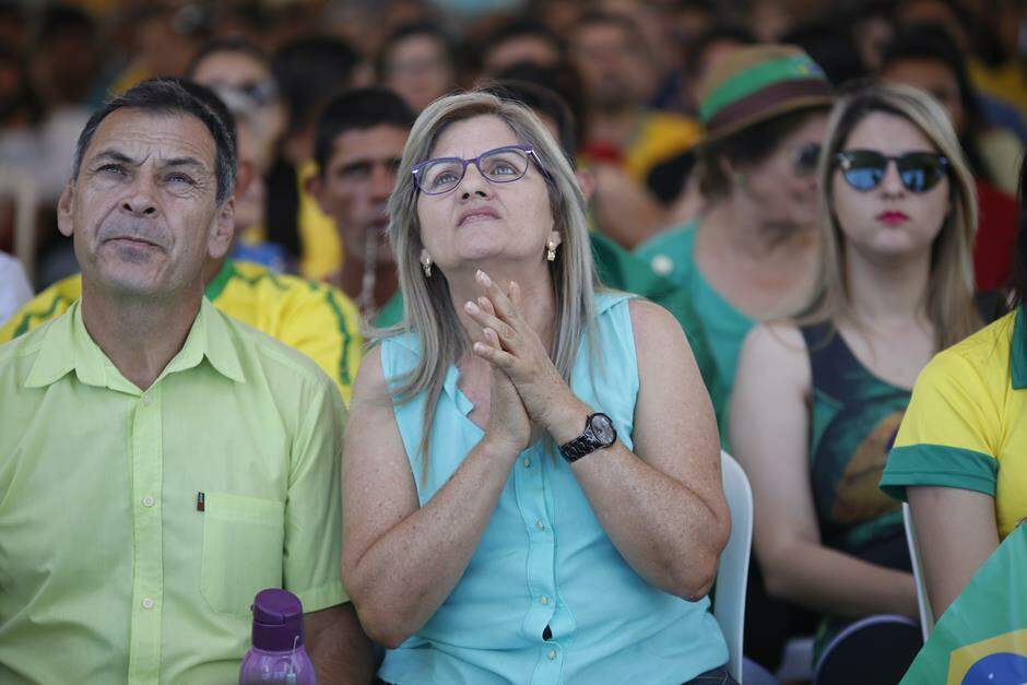 GALERIA: Na hora de torcer pelo Brasil, gesto de fé une campo-grandenses