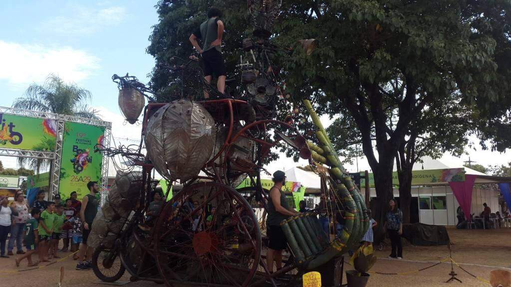 Com engenhoca de 1,5 tonelada, grupo chama atenção na praça do Festival de Inverno