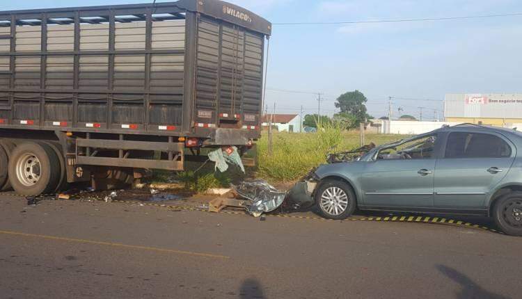Mulher de 27 anos bate na traseira de caminhão estacionado e morre em Campo Grande