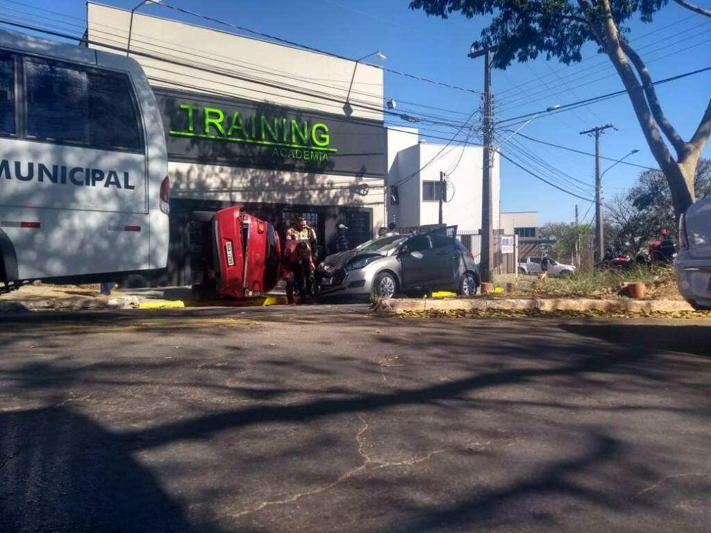 Motorista passa mal ao volante, bate em carro e capota em rotatória de Campo Grande