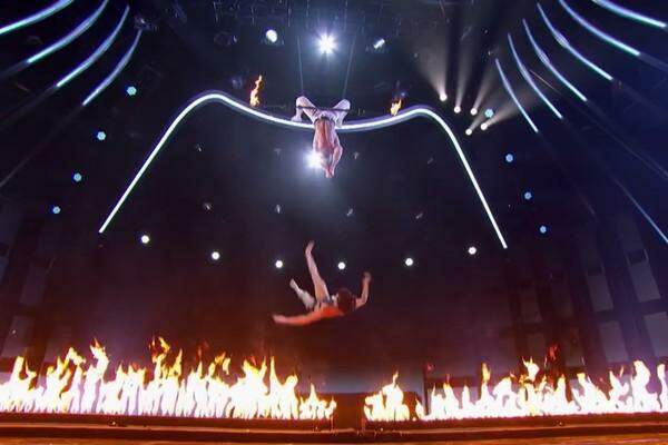 Casal trapezista faz apresentação em show de talentos, mas algo dá errado. Vídeo!