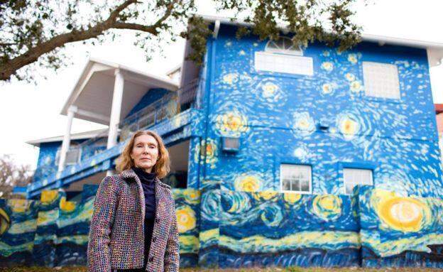 Um autista tem sua casa pintada à semelhança do quadro 'A Noite Estrelada' de Van Gogh