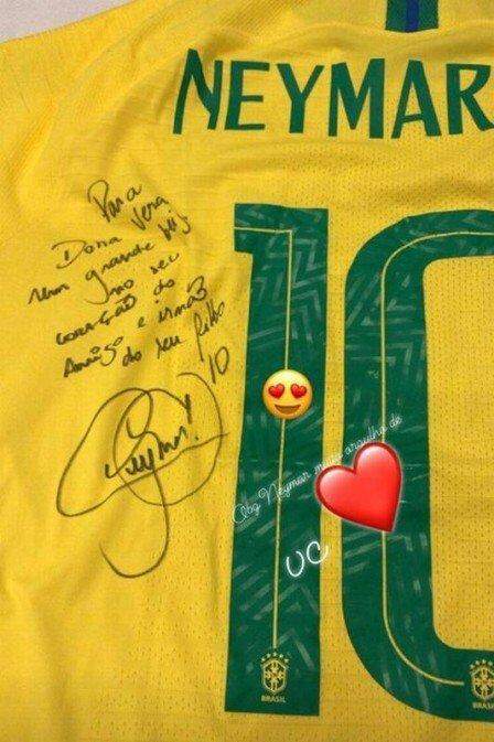 Mãe de Gabriel Jesus é presenteada com uma camisa autografada pelo Neymar