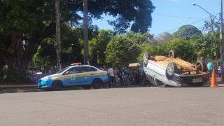 Colisão entre carros acaba em capotamento na Afonso Pena na Capital