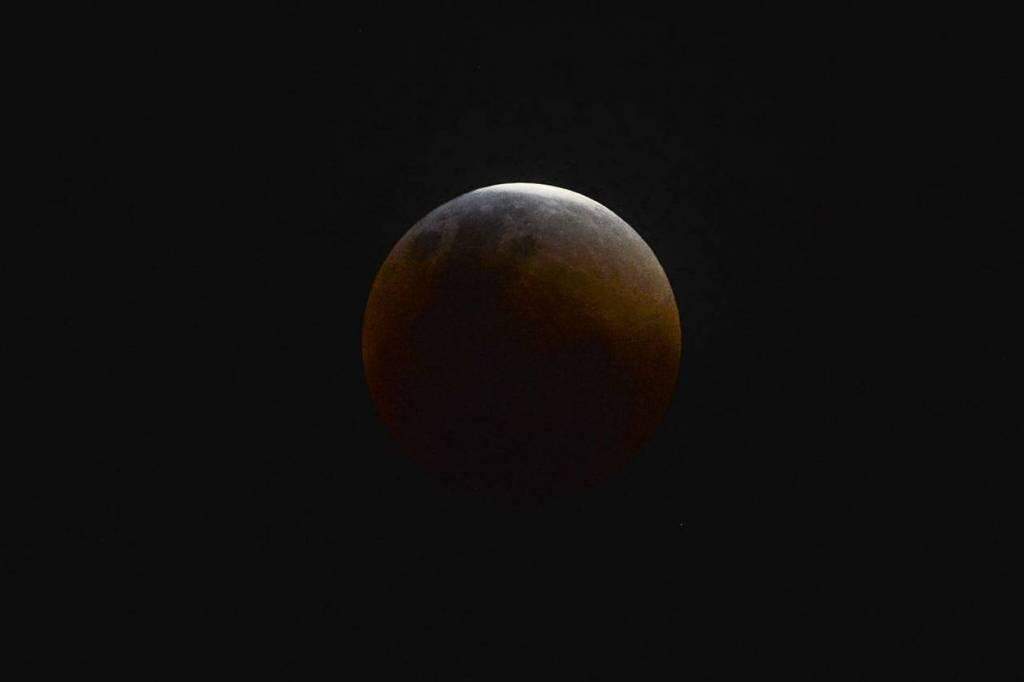 Mundo se prepara para o eclipse lunar do século