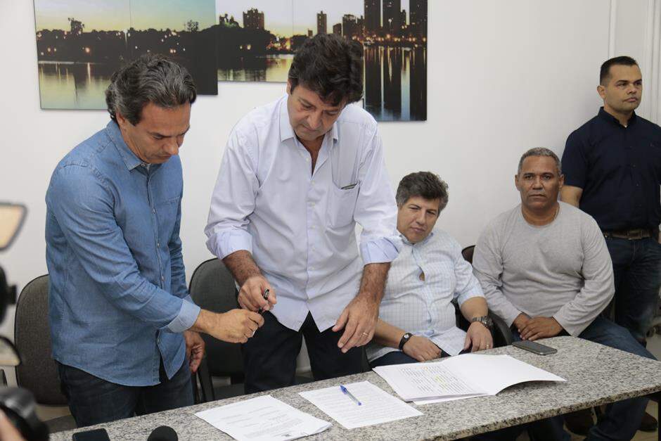 Prefeito Marquinhos Trad e o deputado federal Luiz Henrique Mandetta assinaram o projeto de reforma do Teatro do Paço. | Foto: Marcos Ermínio