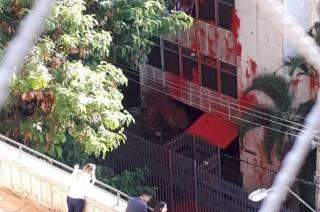Manifestantes jogam tinta vermelha na entrada do STF aos gritos: “Lula livre”