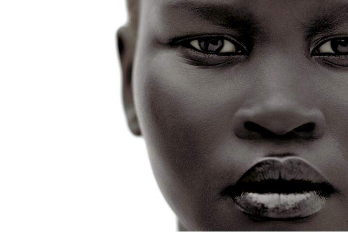 Modelo refugiada encerra desfile de alta-costura da Chanel