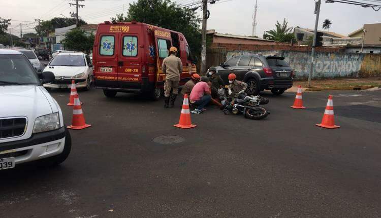 VÍDEO: Motorista bate em motociclista e foge sem prestar socorro