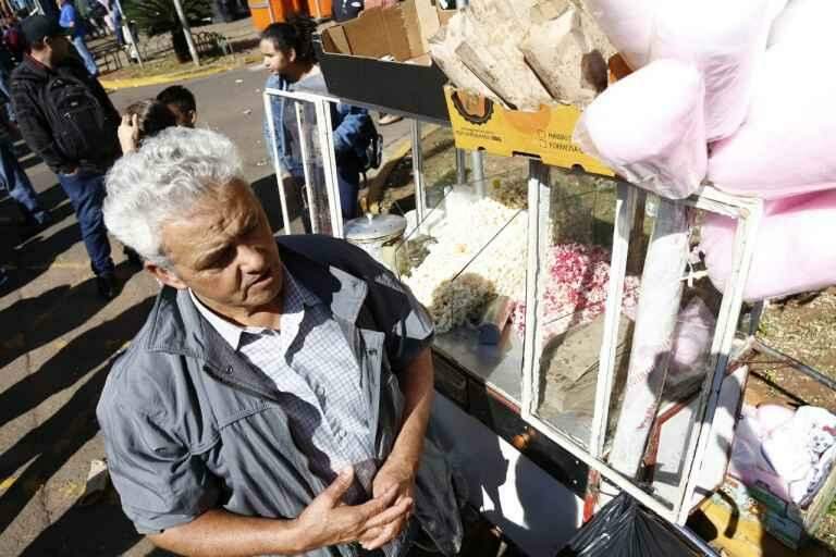 Frio frustra venda de ambulantes no desfile do aniversário da Capital