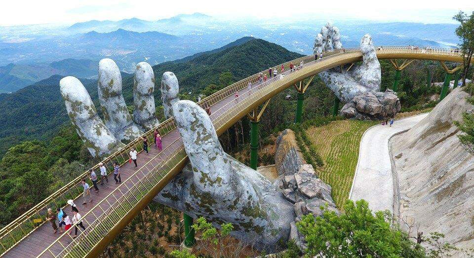 Ponte suspensa por "mãos gigantes" vira atração no Vietnã