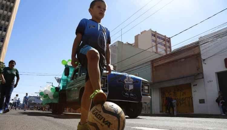 Momento único, desfile faz crianças acordarem de madrugada com sorriso no rosto