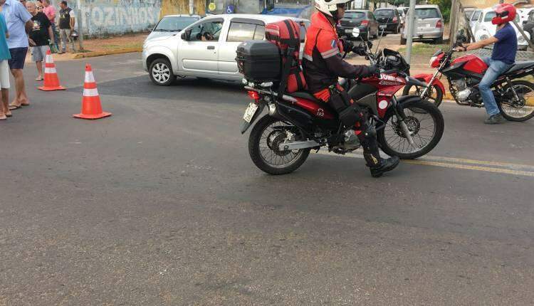 VÍDEO: Motorista bate em motociclista e foge sem prestar socorro