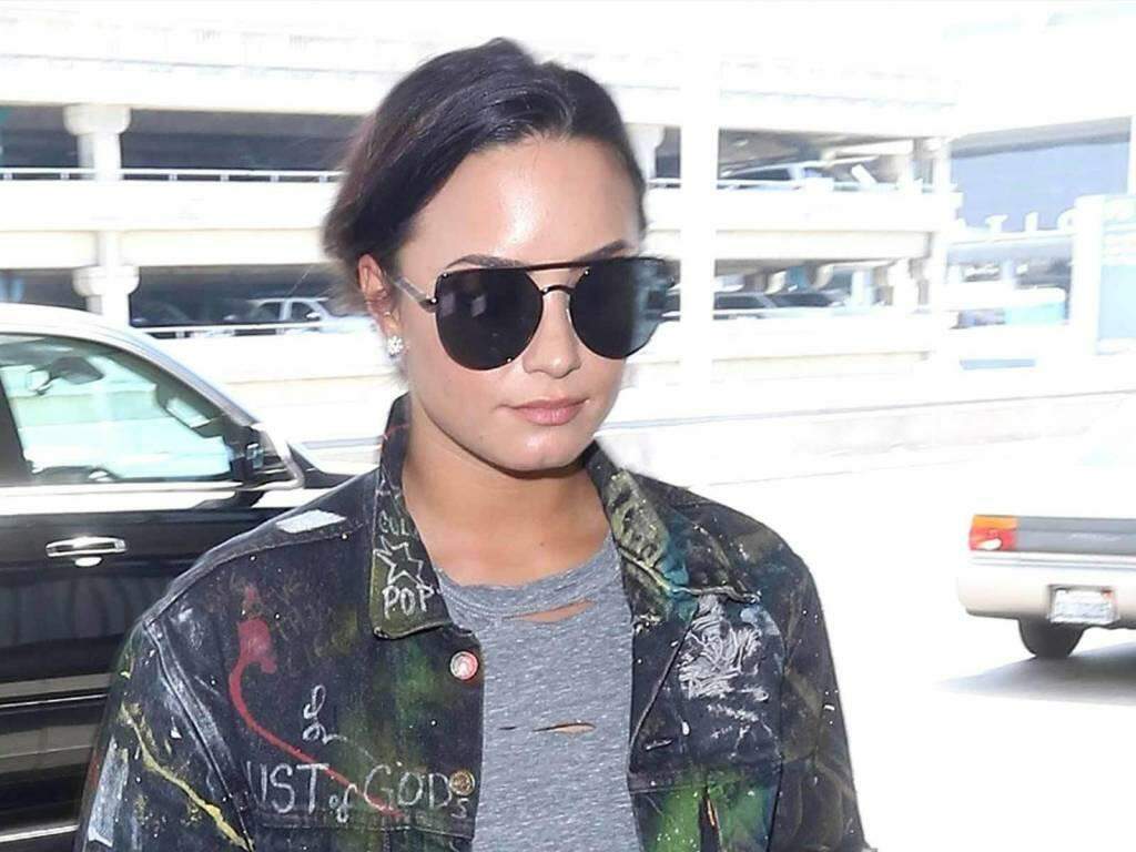 Demi Lovato quebra seu silêncio: "Eu quero agradecer a Deus por me manter viva e bem."