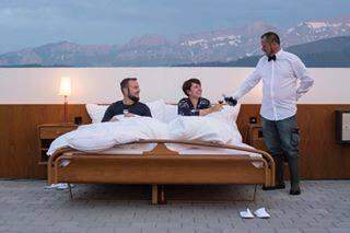 Hotel na Suíça tem só uma cama e teto de estrelas