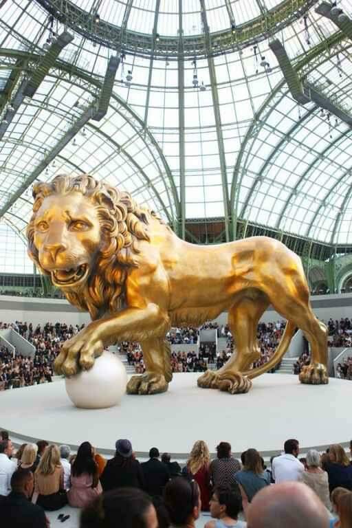 O magnífico leão dourado em homenagem a Coco Chanel Paris 2010