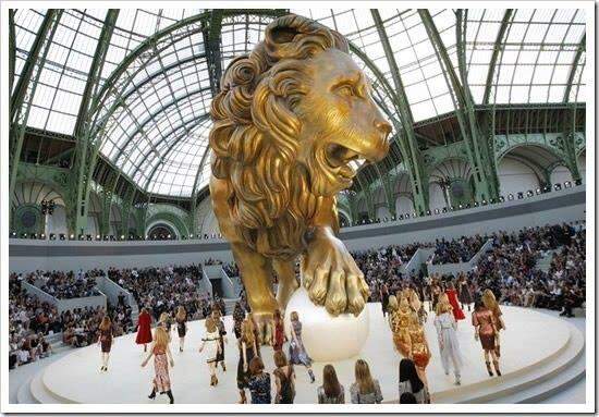 O magnífico leão dourado em homenagem a Coco Chanel Paris 2010