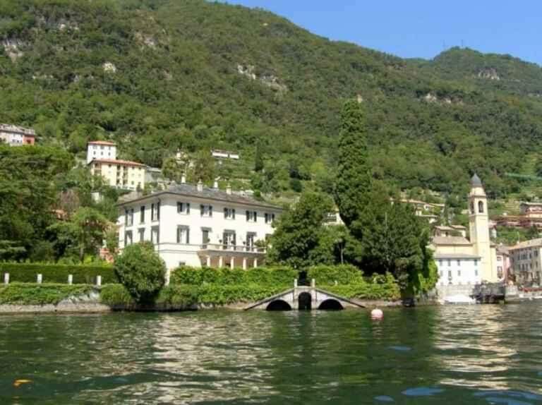 O príncipe Harry e Meghan Markle aproveitaram alguns dias das férias na casa de Amal e George Clooney no Lago Como, na Itália