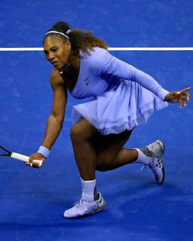 Serena Williams arrasou na versão lilás com meia arrastão
