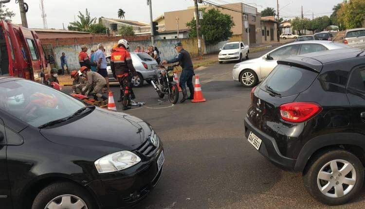 VÍDEO: Motorista bate em motociclista e foge sem prestar socorro