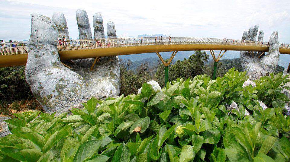Ponte suspensa por "mãos gigantes" vira atração no Vietnã