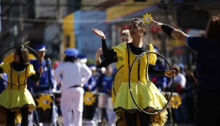 Em domingo frio, desfile atrai 60 mil pessoas na 13 de Maio